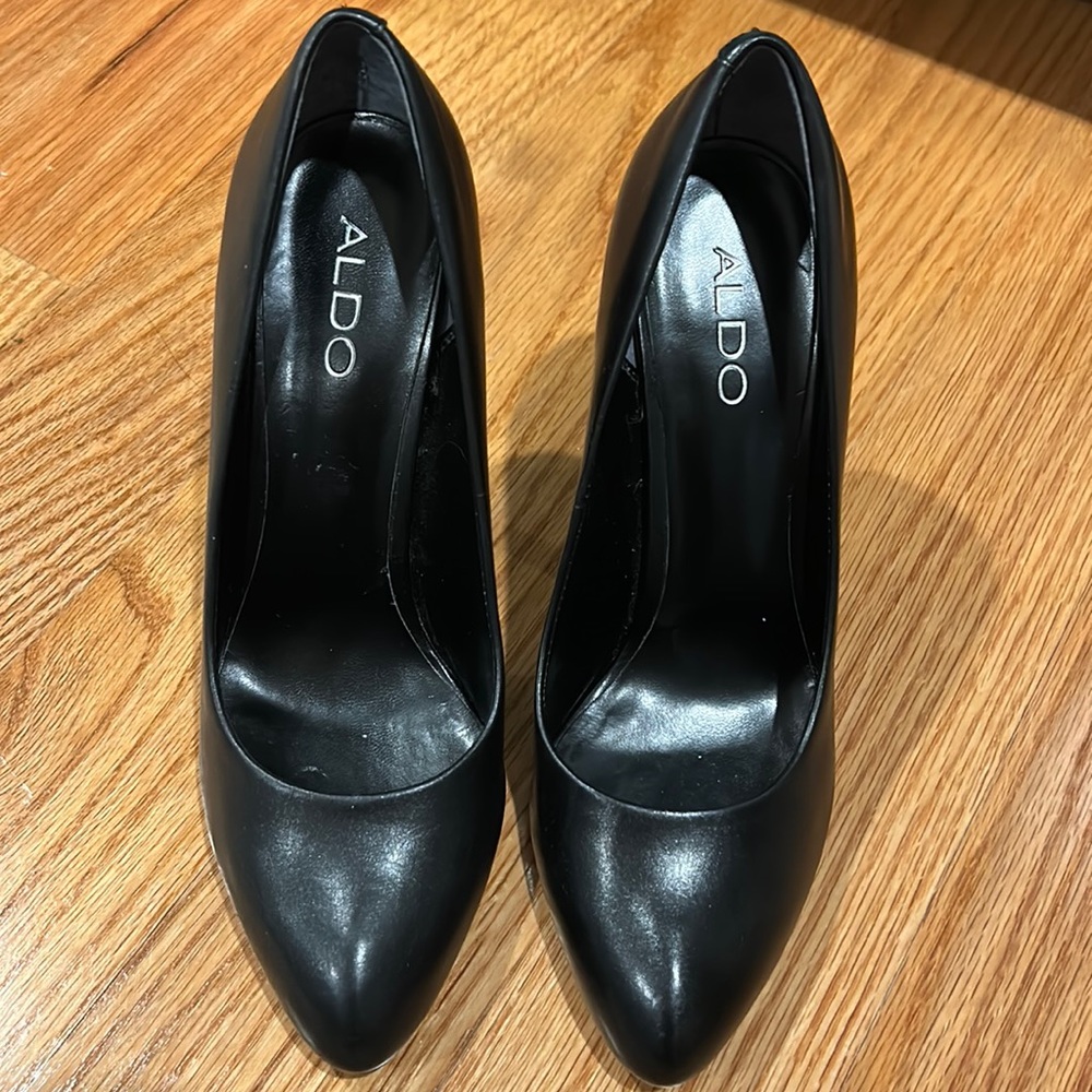 Black pumps size 7 (not for wide feet)